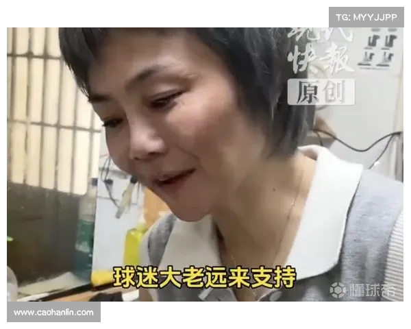 常州球迷庆祝苏超首胜 一同前往主教练爱人面馆打卡留念 常州球迷庆祝苏超首胜 一同前往主教练爱人面馆打卡留念